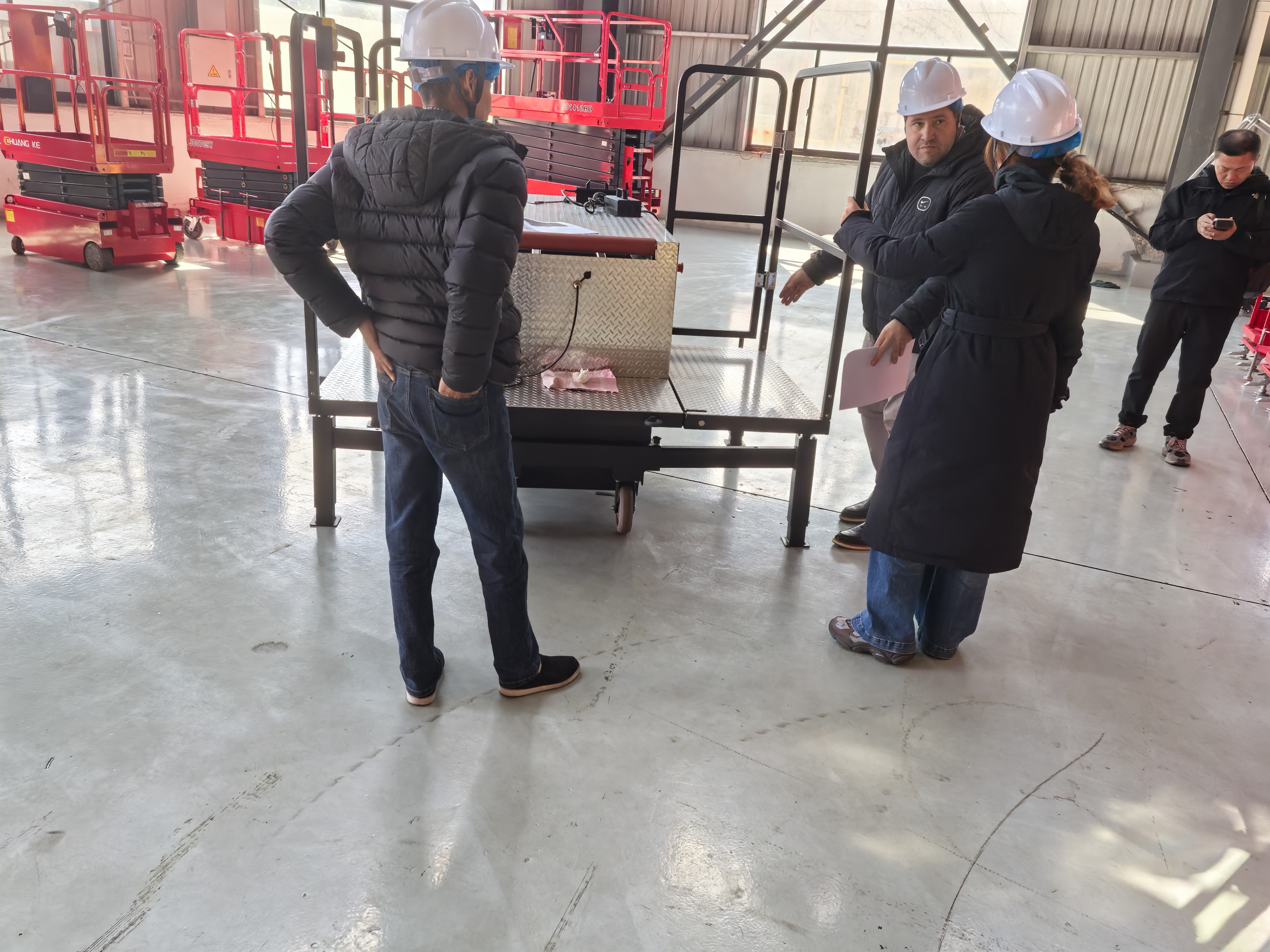 العملاء البرازيليون يزورون شركة Zhejiang Wizplus Smart Equipment Ltd. لتوجيه إنتاج الرفع المخصص